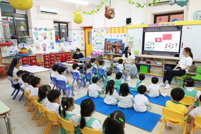 I bambini celebrano la Giornata nazionale cinese